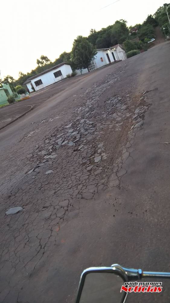Moradores de Vila Ivagaci reclamam das más condições da via
asfaltada - foto 4