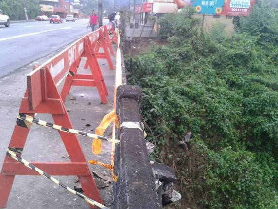 Carro se perde em curva na rua 7 de setembro em Blumenau - foto 3