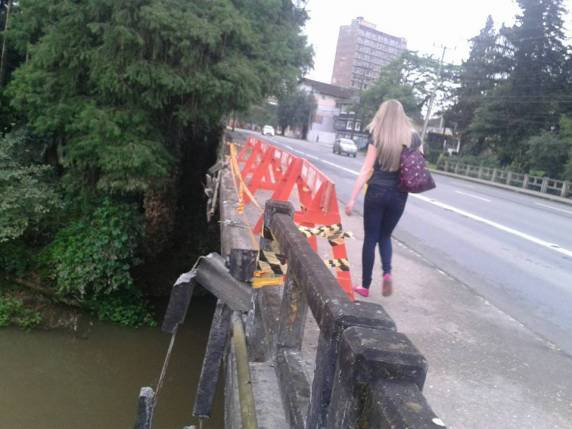 Carro se perde em curva na rua 7 de setembro em Blumenau - foto 2