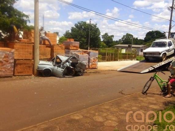 Veículo ficou destruído depois de ser atingido por uma caminhonete em Santo Ângelo - foto 4