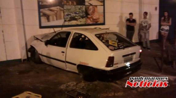 Jovem sem habilitação para dirigir bate veículo em prédio próximo a Rádio Colonial - foto 5