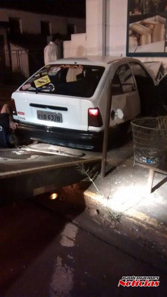 Jovem sem habilitação para dirigir bate veículo em prédio próximo a Rádio Colonial - foto 3