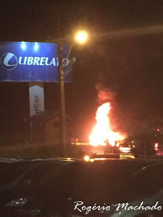 Carros pegam fogo após colisão
e três pessoas ficam feridas em Carazinho - foto 2