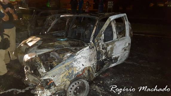 Carros pegam fogo após colisão
e três pessoas ficam feridas em Carazinho - foto 3