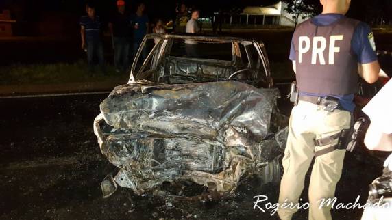 Carros pegam fogo após colisão
e três pessoas ficam feridas em Carazinho - foto 4
