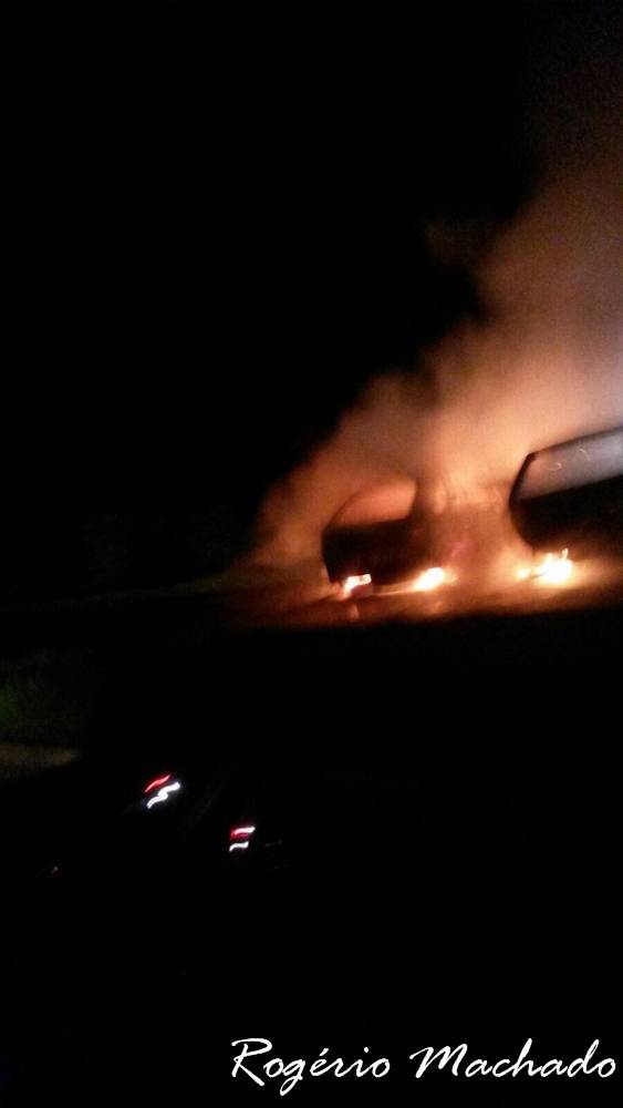 Carros pegam fogo após colisão
e três pessoas ficam feridas em Carazinho - foto 5