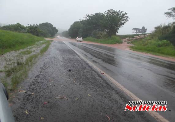 BR-472 fica alagada e
água invade o pesque e pague Lambari - foto 5