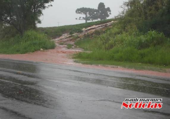 BR-472 fica alagada e
água invade o pesque e pague Lambari - foto 4