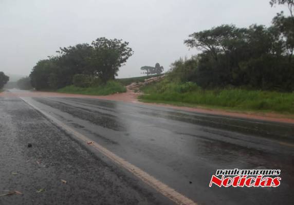 BR-472 fica alagada e
água invade o pesque e pague Lambari - foto 3