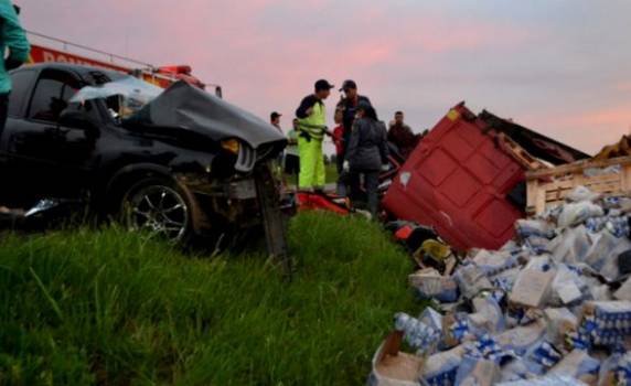 O motorista de uma Corsa morreu depois de colidir com um 

caminhão