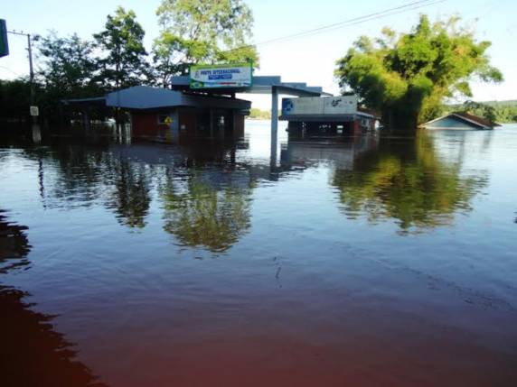 O rio atingiu 12,5mt nesta quarta-feira