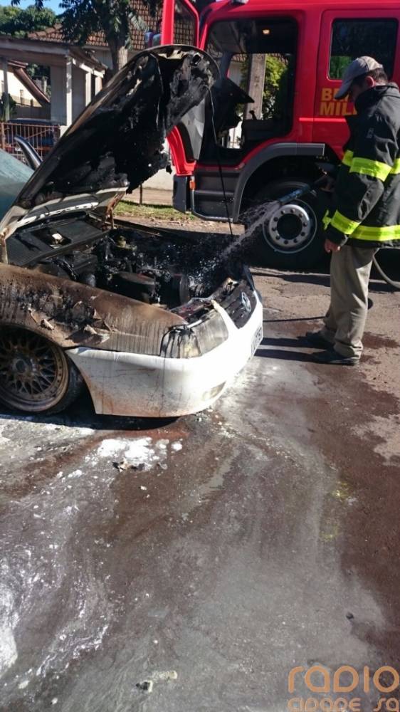 Veículo pega fogo com duas pessoas dentro em Santo Ângelo - foto 2