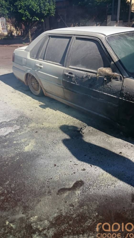 Veículo pega fogo com duas pessoas dentro em Santo Ângelo - foto 4