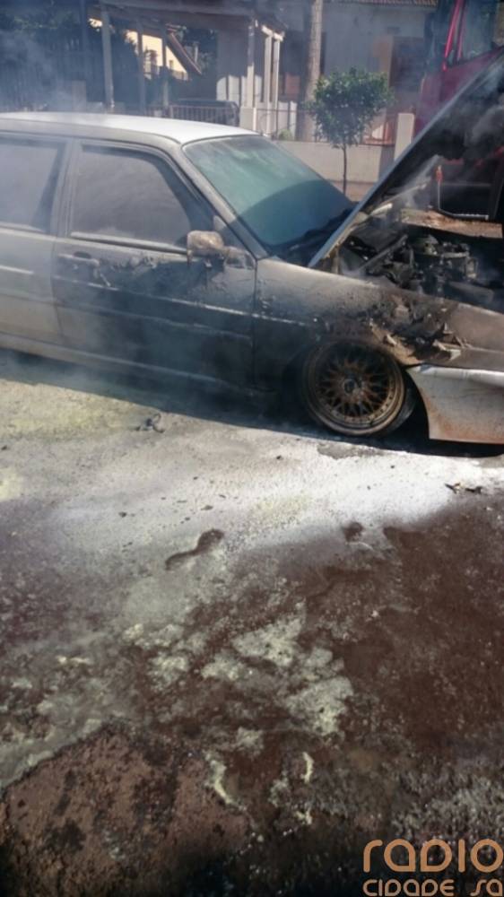 Veículo pega fogo com duas pessoas dentro em Santo Ângelo - foto 3