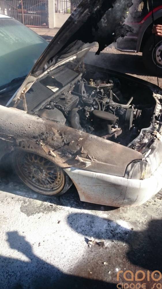 Veículo pega fogo com duas pessoas dentro em Santo Ângelo - foto 5
