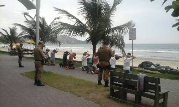 Polícia Militar coma poio da Polícia Federal deflagra operação no Calçadão da Meia Praia - foto 3