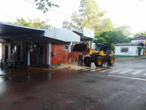 Rio Uruguai baixou em Porto Mauá e
iniciou a limpeza na Aduana - foto 3