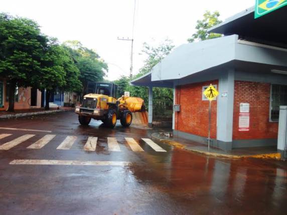 Rio Uruguai baixou em Porto Mauá e
iniciou a limpeza na Aduana - foto 2