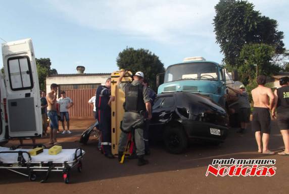 Automóvel ficou destruído ao ser atingido por um caminhão em Três de Maio - foto 2