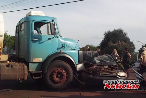 Automóvel ficou destruído ao ser atingido por um caminhão em Três de Maio - foto 5