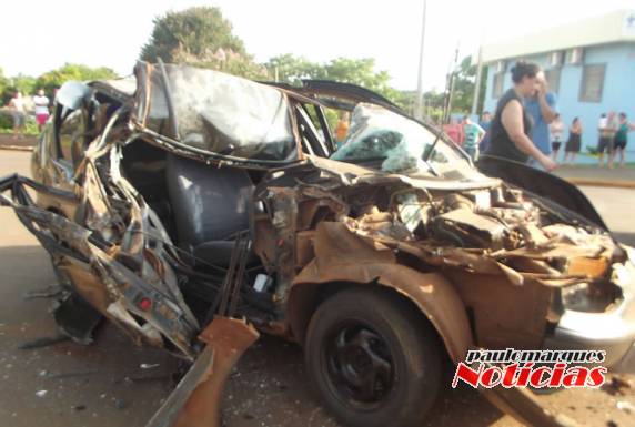 Automóvel ficou destruído ao ser atingido por um caminhão em Três de Maio - foto 4