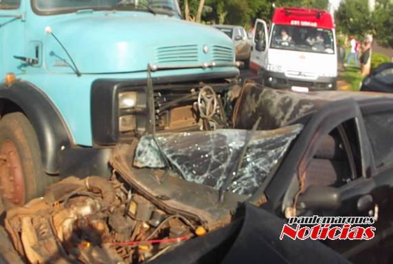Automóvel ficou destruído ao ser atingido por um caminhão em Três de Maio - foto 6