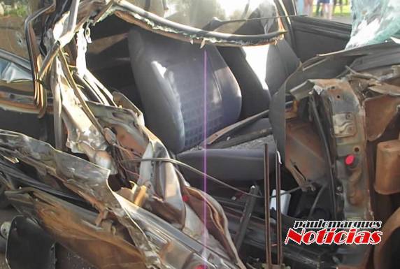 Automóvel ficou destruído ao ser atingido por um caminhão em Três de Maio - foto 7