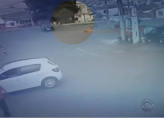 Apesar da violência da batida, condutor da moto teve lesões leves