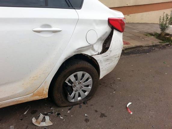Depois de acidente, motorista deixa bilhete com telefone no carro danificado - foto 3