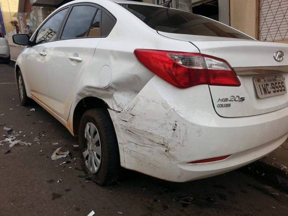 Depois de acidente, motorista deixa bilhete com telefone no carro danificado - foto 2