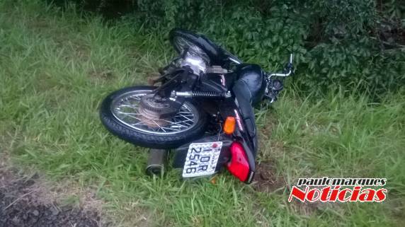 Jovens ficaram feridos em uma saída de pista com a motocicleta que
ocupavam, na BR 472 - foto 3
