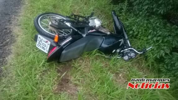 Jovens ficaram feridos em uma saída de pista com a motocicleta que
ocupavam, na BR 472 - foto 2