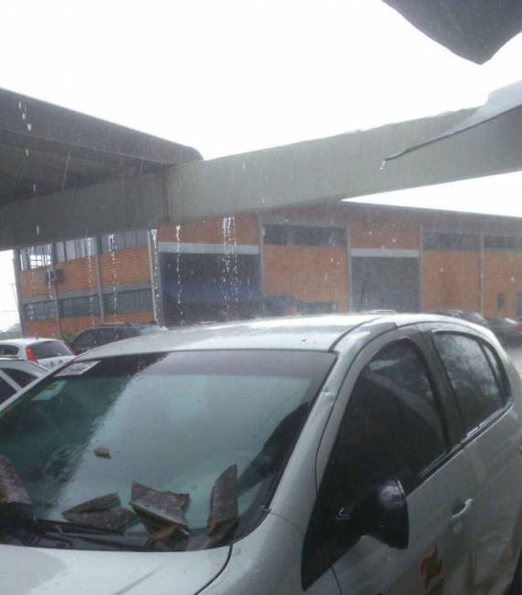 Vento forte assusta e causa danos em São Miguel do Oeste - foto 5