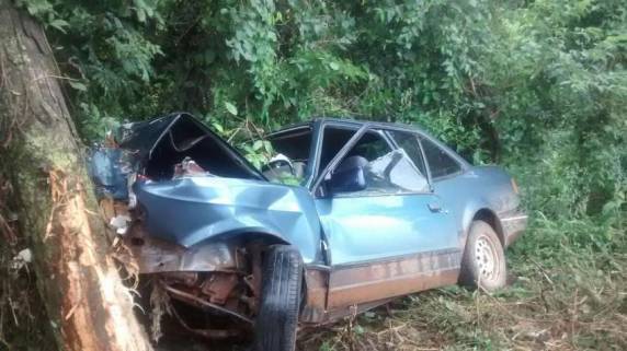 Veículo sai da pista, incendeia e
ocupantes sofrem ferimentos - foto 2