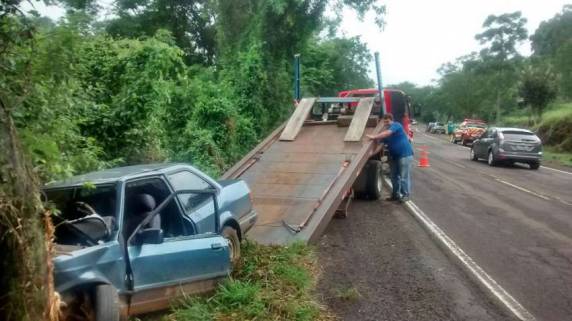 Veículo sai da pista, incendeia e
ocupantes sofrem ferimentos - foto 4