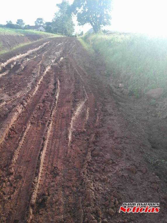 Agricultores reclamam de situação da estrada de acesso a Esquina Hettwer, no
interior de Três de Maio - foto 4