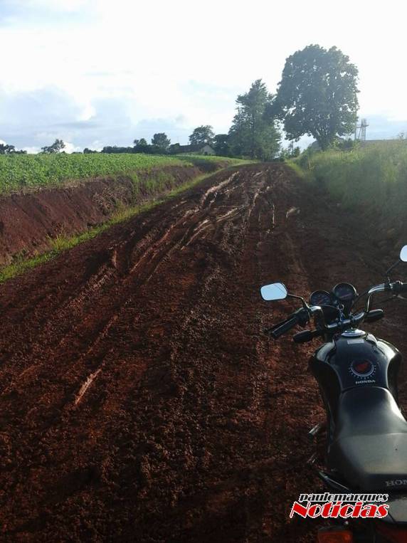 Agricultores reclamam de situação da estrada de acesso a Esquina Hettwer, no
interior de Três de Maio - foto 5