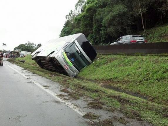 Queda nesta segunda (21) em Garuva, SC, deixou homem ferido