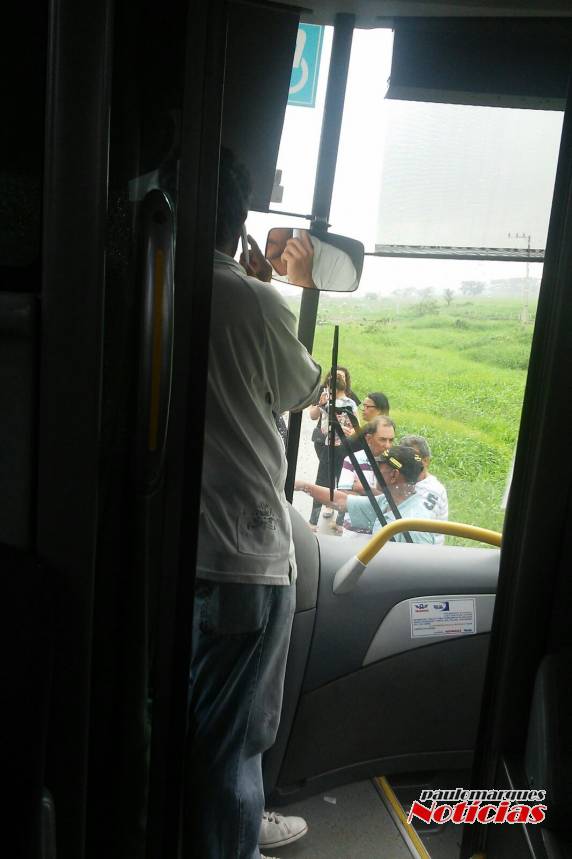 Ônibus da
empresa Reunidas que saiu de Três de Maio encontra-se estragado próximo de Itajaí, SC - foto 2