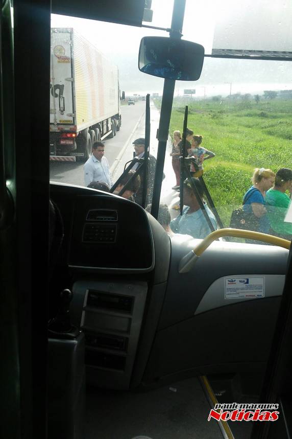 Ônibus da
empresa Reunidas que saiu de Três de Maio encontra-se estragado próximo de Itajaí, SC - foto 3