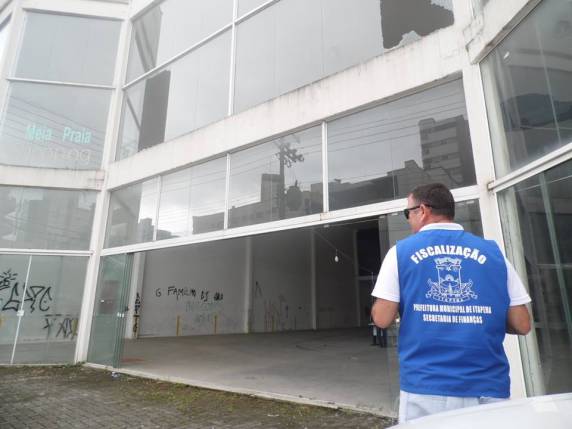 Fiscalização da “prefa” breca estacionamento irregular na Meia Praia - foto 2