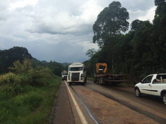Engavetamento entre três caminhões na ERS 324 entre Vila Maria e Casca - foto 2