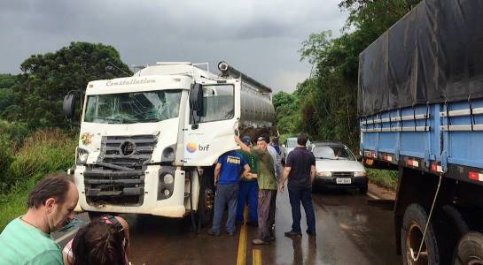 Engavetamento entre três caminhões na ERS 324 entre Vila Maria e Casca - foto 3