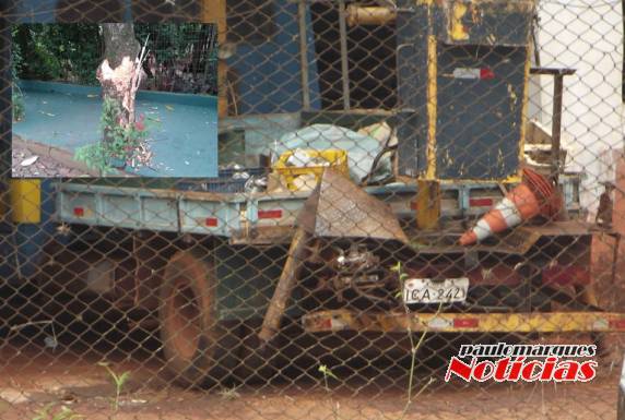 Veículo utilizado para reparo na iluminação pública teria sofrido pena nos freios