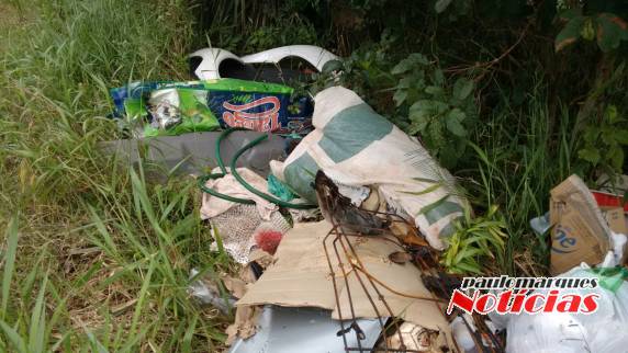 Pátio de escola desativada é usado como depósito de lixo, no interior de Três de Maio - foto 2