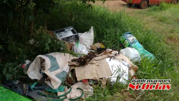 Pátio de escola desativada é usado como depósito de lixo, no interior de Três de Maio - foto 3