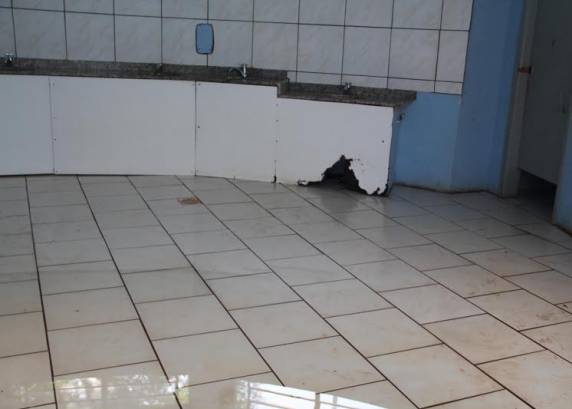 Banheiros da Praça Henrique Becker Filho são depredados - foto 3