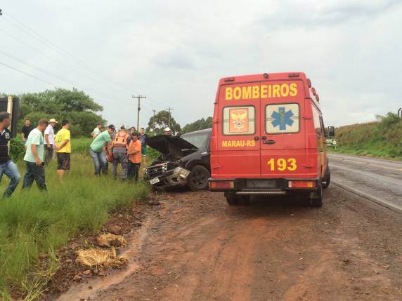 Acidente deixa duas pessoas
feridas na Perimetral de Marau - foto 3