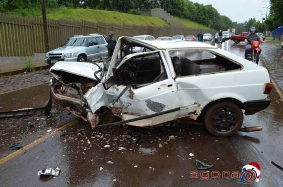 Gol e Uno colidiram frontalmente na Av. Adolfo Kepler Jr. Dois 

casais e duas crianças tiveram ferimentos e estão no Pronto Socorro