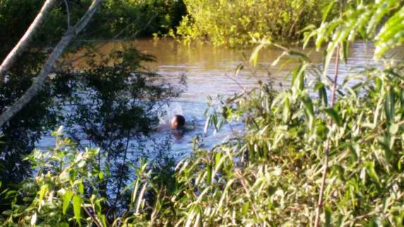 Barco vira com cinco homens que foram alimentar
cães ilhados em Alegrete; VEJA VÍDEO - foto 2